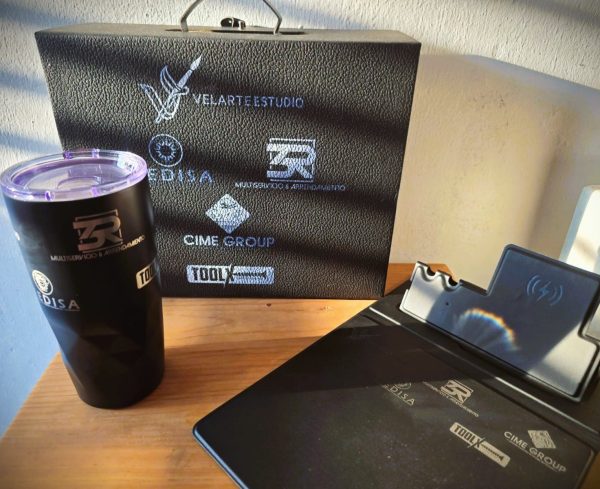 Kit empresarial negro con caja rígida, termo de acero y mouse pad de carga