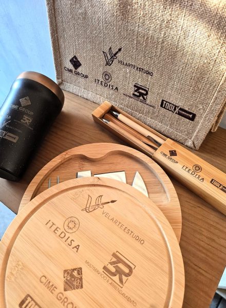 Kit de bienvenida en bambú y yute con termo negro, tabla de quesos y estuche de plumas