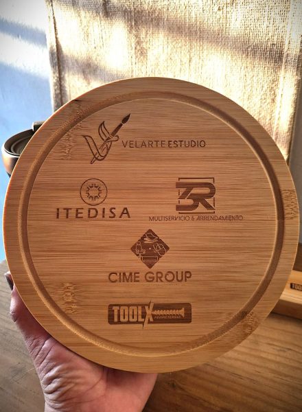 Tabla de quesos de bambú con cuatro logotipos grabados a láser