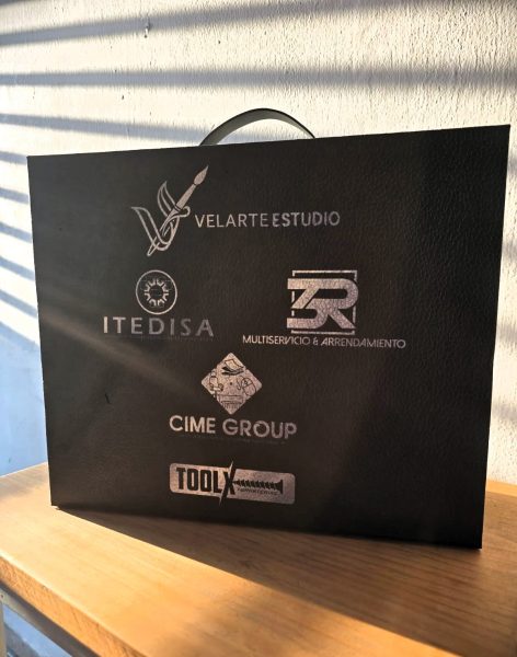 Bolsa de regalo negra con logotipos impresos en plata