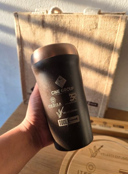 Termo de café biodegradable negro con logotipos grabados