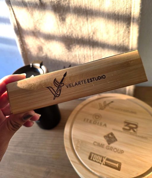Estuche de bambú cerrado con logotipo grabado en la tapa