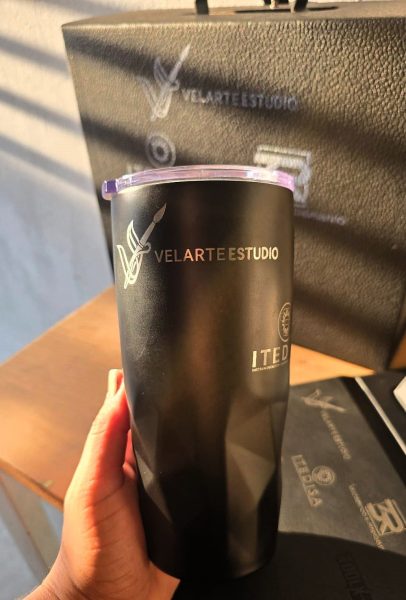 Termo de acero negro mate con logotipo grabado a láser en plata