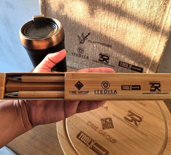 Estuche de bambú abierto con juego de plumas dentro