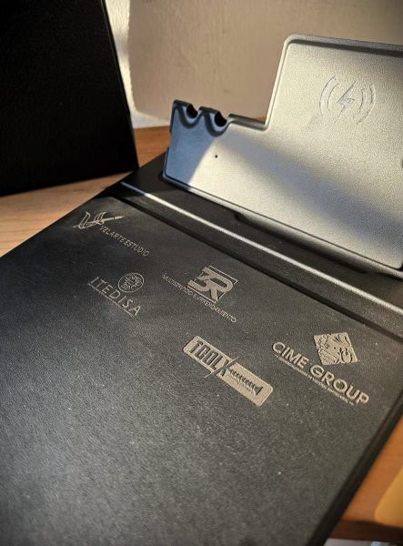 Mouse pad negro con fuente de carga inalámbrica y soporte para teléfono