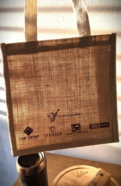 Bolsa de yute con cuatro logotipos impresos a una tinta