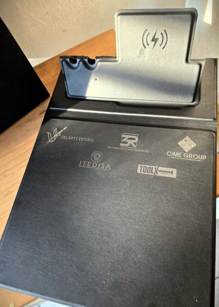 Detalle de los logotipos impresos en plata sobre el mouse pad negro