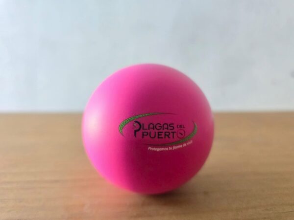 Pelota antiestrés rosa con logotipo impreso en negro, verde, rojo y blanco