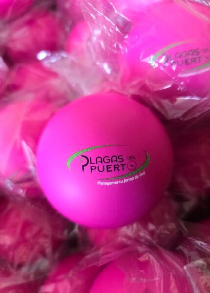 Detalle del logotipo impreso en tampografía sobre una pelota antiestrés rosa